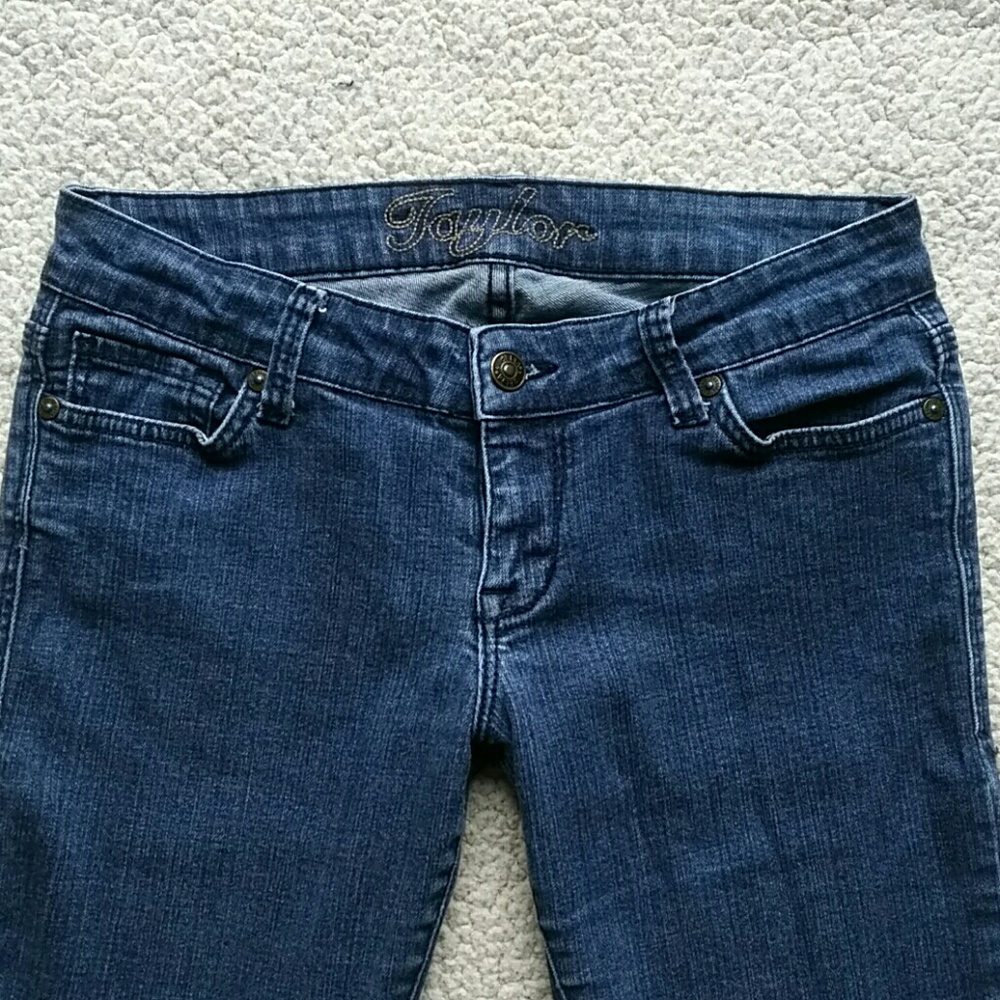 Straight legged stretchy jeans